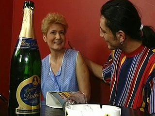 Almanya'dan yaşlı sarışın barda sikişiyor