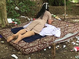 Profesora tailandesa ladyboy en solitario al aire libre
