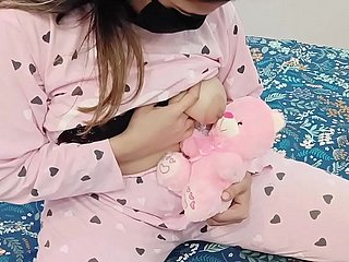 Anak Tiri Desi Bermain Dengan Mainan Teddy Bear Favoritnya Tapi Parlour-maid Tirinya Ingin Meniduri Vaginanya