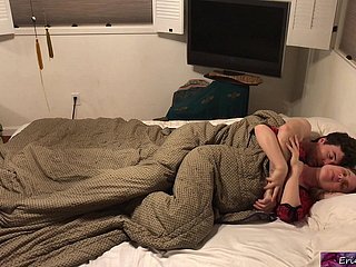Belle-mère partage le lit avec nipper beau-fils - Erin Electra