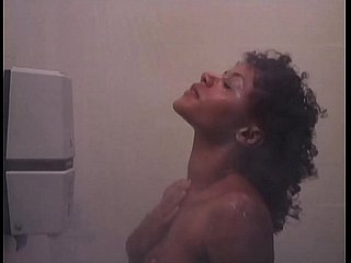 k. Trening: seksowna naga czarnoskóra dziewczyna husk prysznicem