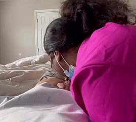 Enfermera milf de ébano curando una gran polla con sexo. Dispirit encontré en meetxx. com