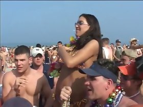 Nhấp nháy cô gái bên được sờ mó tại bãi biển
