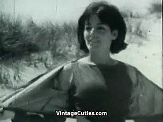 يوم العراة فتاة على شاطئ (1960s خمر)