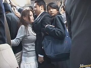 शरारती एशियाई स्कूली छात्रा भीड़ भरे बस में एक blowjob दे